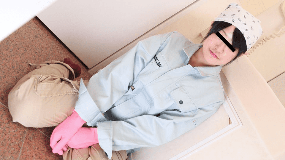 101724_01 - Em giúp việc dâm đĩ làm sạch cu cho chủ nhân